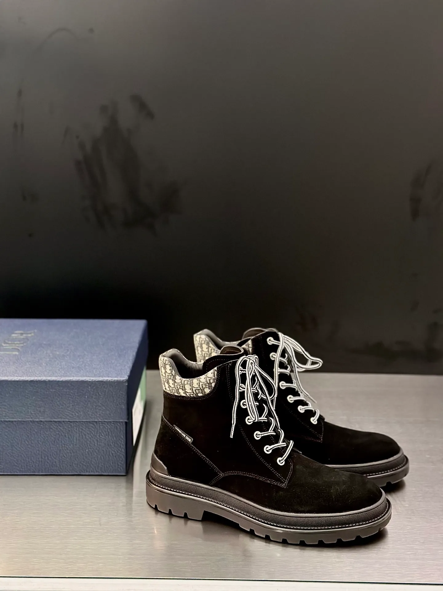 Men's shoes 💰960 Dior Dior high-top sneakers, top-quality goods produced in Dongguan, show version, leading counter trial style, Nappa cowhide material, light and breathable, soft and comfortable, easier to put on and take off, calfskin leather edging, distinctive sports style, genuine leather tongue Dior letter badge, showing the brand style, lightweight embossed pattern rubber sole, light and genuine leather feet, with original packaging Size: 39-40-41-42-43-44 (45, 46 customized) leather shoe size